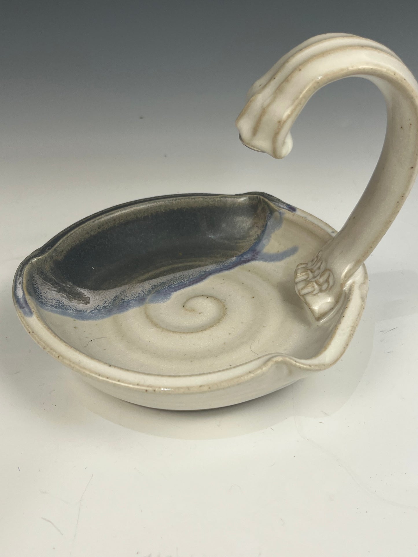 #48 hanging magnetic soap dish