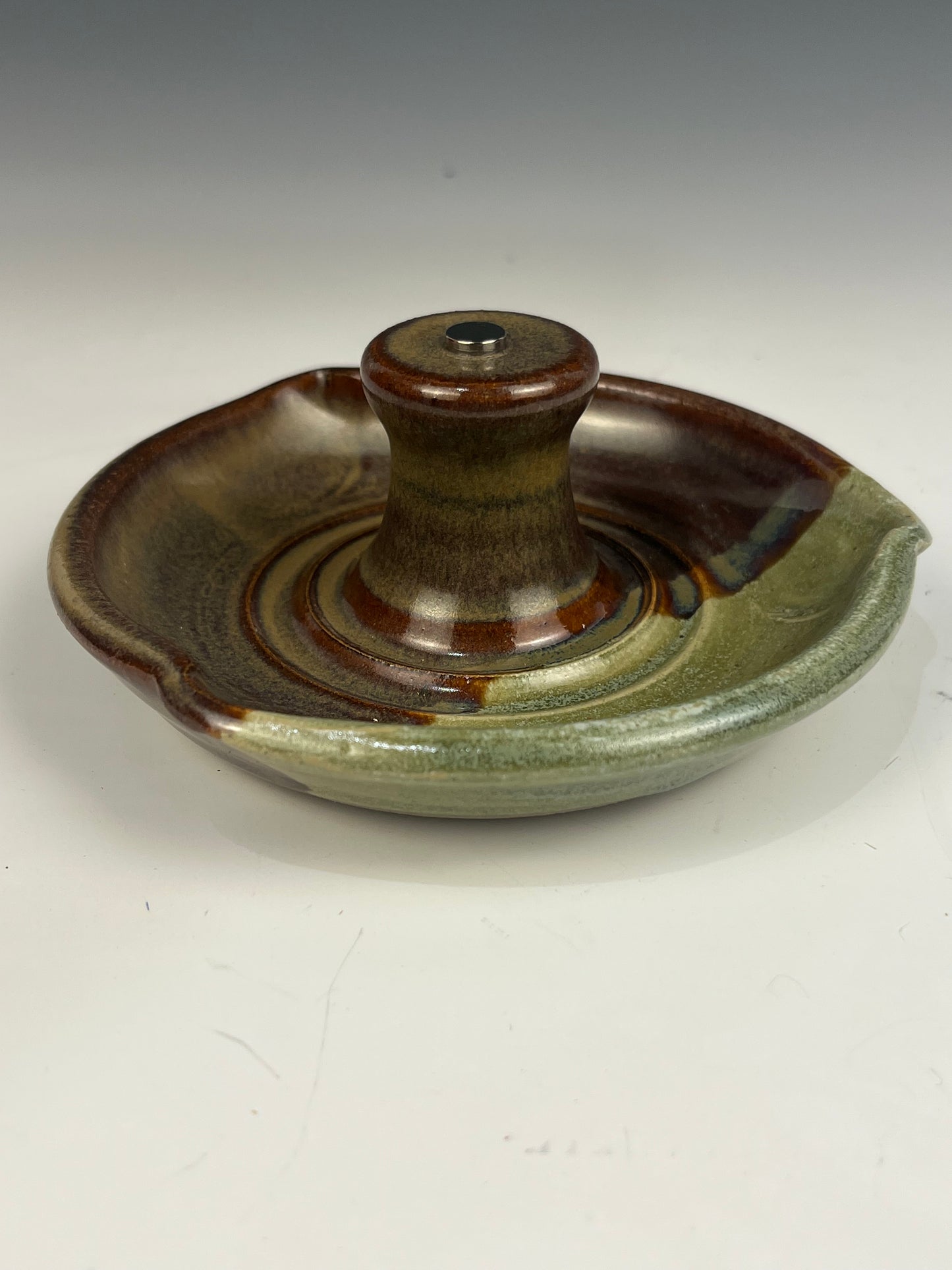 #60 Pedestal magnetic soap dish